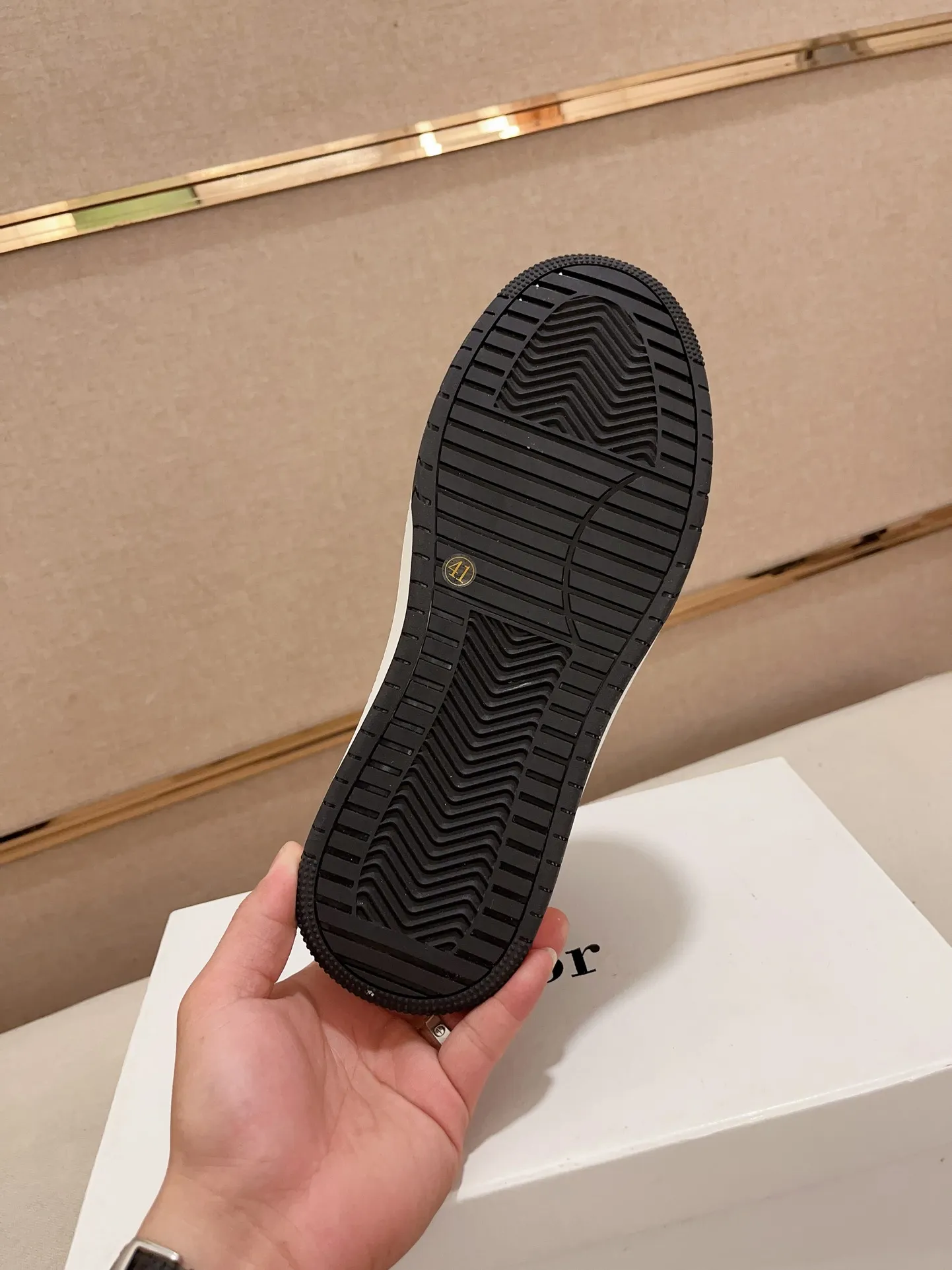 Men's shoes💰 420💰🇮🇹🇮🇹Dior d The new high-tops are on sale at the same time at the counter. The uppers are 🇮🇹 Italian imported first-layer cowhide, and the fully imported sheepskin lining is 💪💪. It is a complete 1⃣️ to 1⃣️ replica 🇮🇹💪💪. ⚠Sole: The original sole is specially provided by the original factory. The exclusive movable molded sole is super comfortable. ⚠Original factory follow-up goods, 🔍🔍high quality, you can enter and exit the counter at will, welcome to compare⚠. Code number:38-44